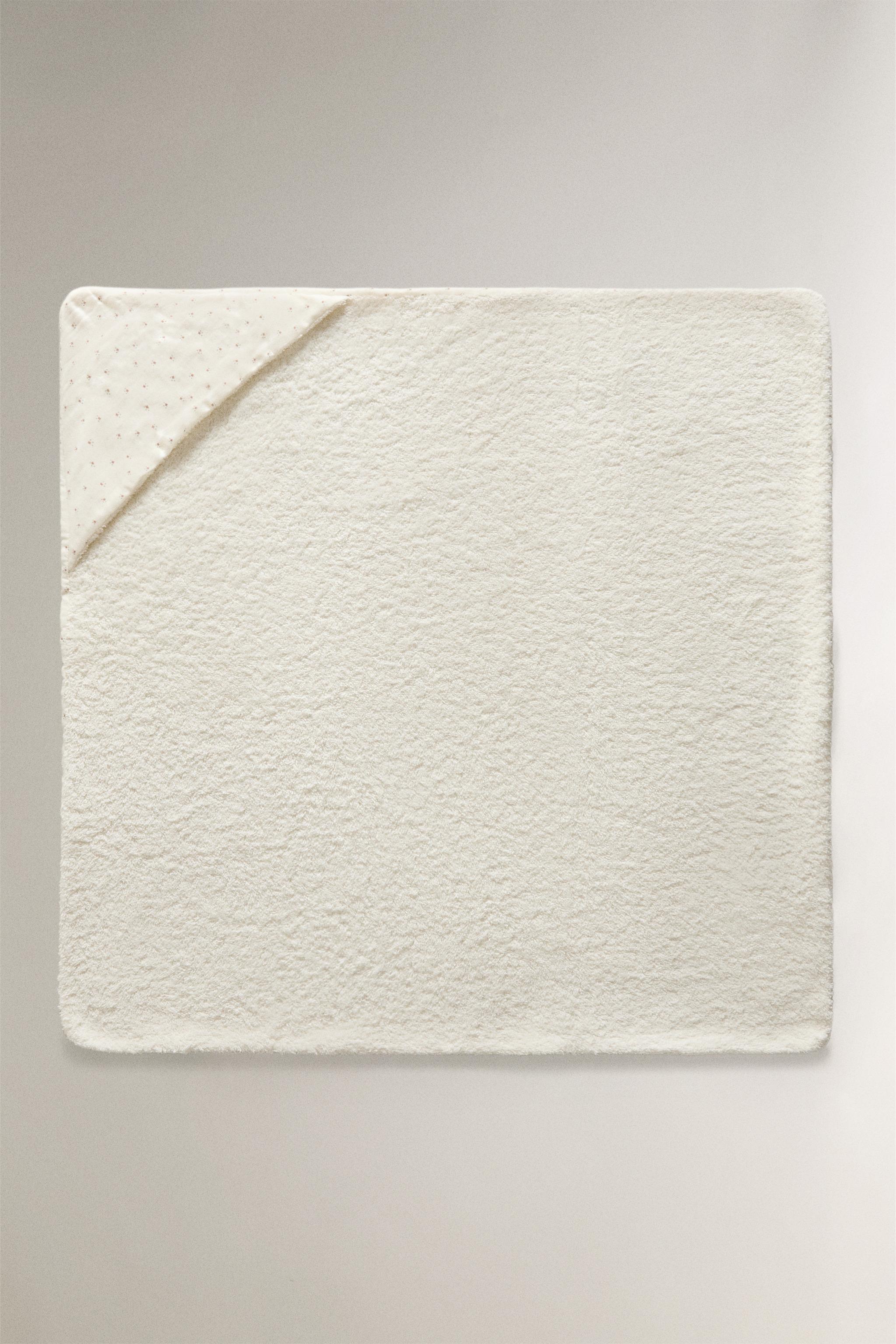 MUSLIN HOODED BABY TOWEL WITH FLORAL DESIGN